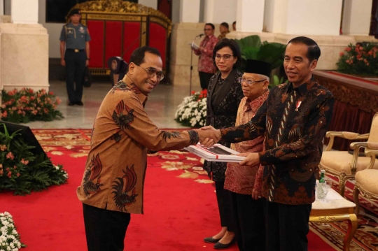 Jokowi Serahkan Anggaran DIPA Kepada Para Pejabat di Istana