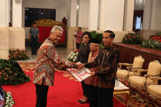 Jokowi Serahkan Anggaran DIPA Kepada Para Pejabat di Istana