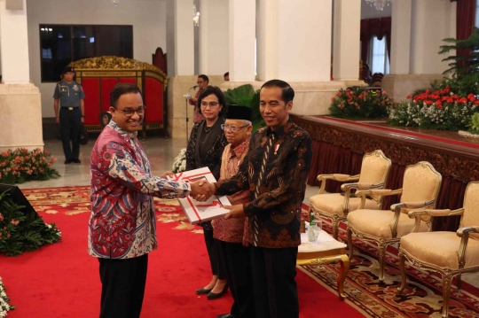 Jokowi Serahkan Anggaran DIPA Kepada Para Pejabat di Istana