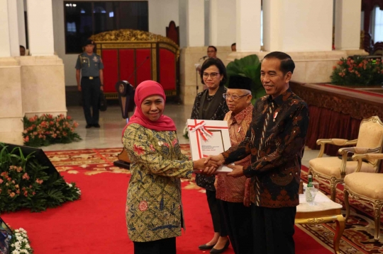 Jokowi Serahkan Anggaran DIPA Kepada Para Pejabat di Istana