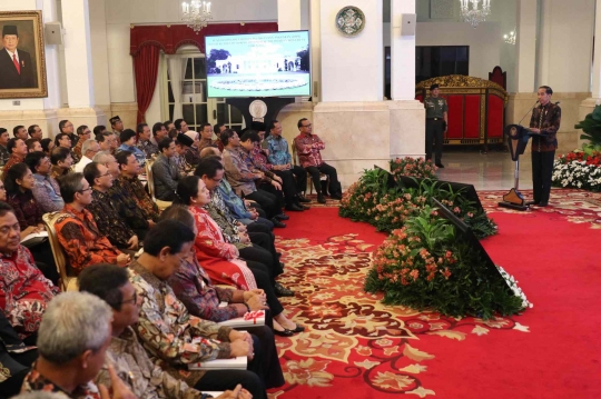 Jokowi Serahkan Anggaran DIPA Kepada Para Pejabat di Istana