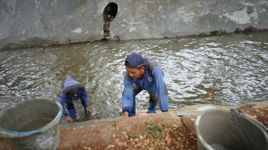 Jelang Musim Hujan, Turap Kali di Manggarai Diperkuat