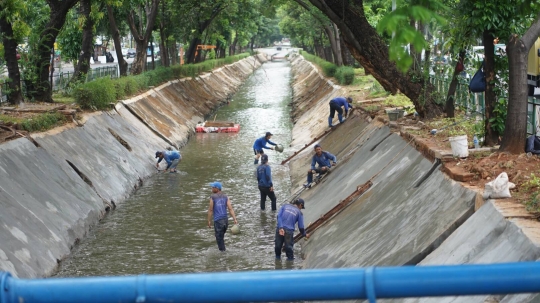 Jelang Musim Hujan, Turap Kali di Manggarai Diperkuat