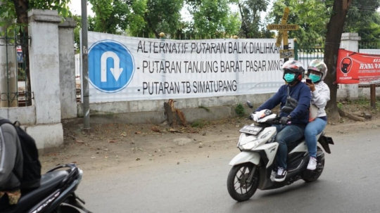 15 November, Jalur Putar Balik di Depan Kampus IISIP Lenteng Agung Ditutup