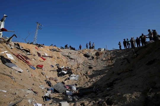 Lubang Raksasa Bekas Serangan Udara Israel di Jalur Gaza