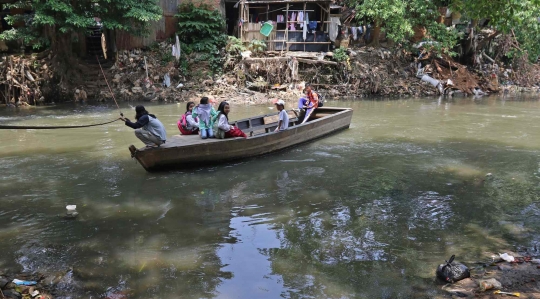 Potret Warga Bantaran Sungai Ciliwung di Tengah Defisit Anggaran DKI