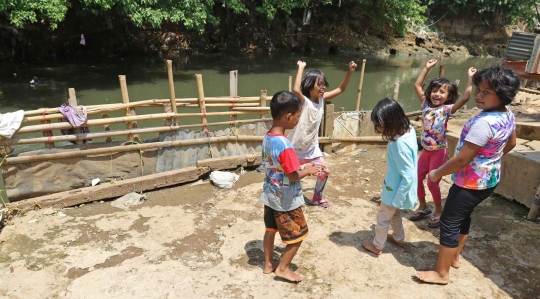 Potret Warga Bantaran Sungai Ciliwung di Tengah Defisit Anggaran DKI