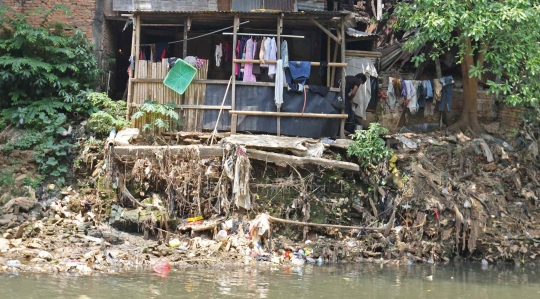 Potret Warga Bantaran Sungai Ciliwung di Tengah Defisit Anggaran DKI