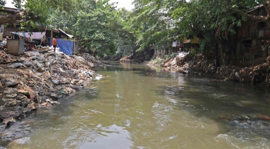 Potret Warga Bantaran Sungai Ciliwung di Tengah Defisit Anggaran DKI