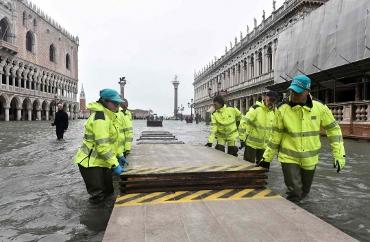 Air Pasang Capai Puncaknya, Jalan Darurat Membentang di Alun-alun St. Mark