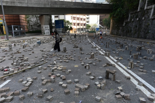 Penampakan Batu Bata Demonstran Hong Kong yang Membanjiri Jalan