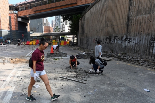 Penampakan Batu Bata Demonstran Hong Kong yang Membanjiri Jalan