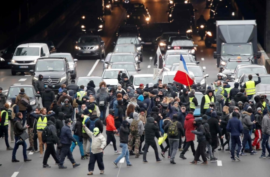 Peringati Setahun Gerakan Rompi Kuning, Massa dan Polisi Ricuh di Paris