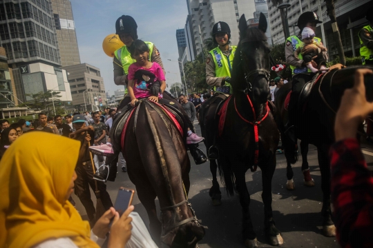 Ramainya Warga Berebut Foto Bareng Kuda Polisi di CFD Bundaran HI