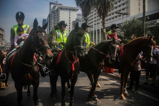 Ramainya Warga Berebut Foto Bareng Kuda Polisi di CFD Bundaran HI