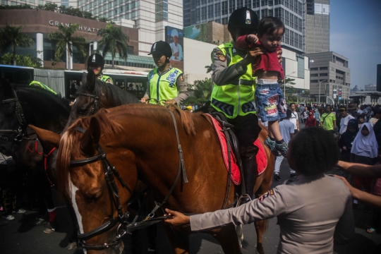 Ramainya Warga Berebut Foto Bareng Kuda Polisi di CFD Bundaran HI