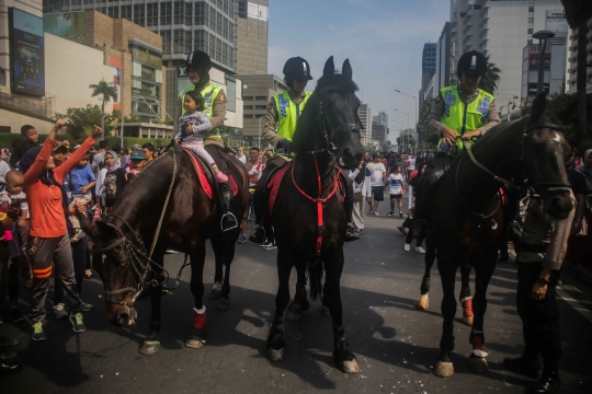 Ramainya Warga Berebut Foto Bareng Kuda Polisi di CFD Bundaran HI