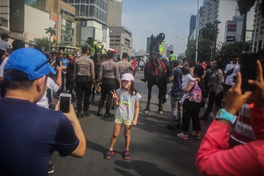 Ramainya Warga Berebut Foto Bareng Kuda Polisi di CFD Bundaran HI