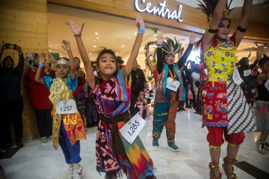 Ribuan Orang Meriahkan Indonesia Menari 2019