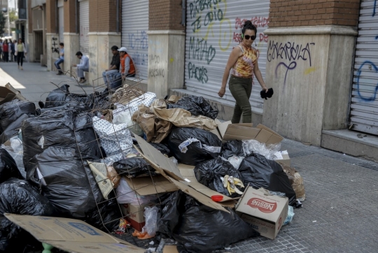 Sampah Berserakan di Kota Santiago Akibat Petugas Mogok Kerja