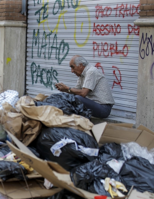Sampah Berserakan di Kota Santiago Akibat Petugas Mogok Kerja
