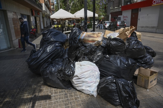 Sampah Berserakan di Kota Santiago Akibat Petugas Mogok Kerja