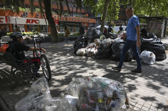 Sampah Berserakan di Kota Santiago Akibat Petugas Mogok Kerja