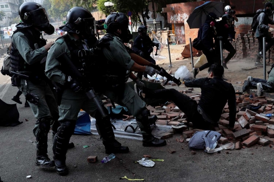 Polisi Bersenjata Tangkap Pendemo Hong Kong