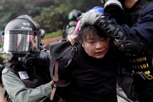 Polisi Bersenjata Tangkap Pendemo Hong Kong