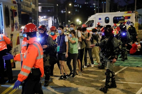 Polisi Bersenjata Tangkap Pendemo Hong Kong