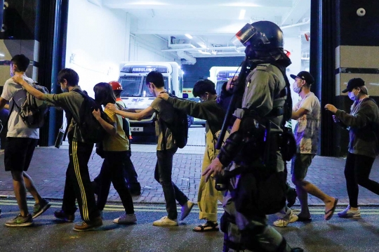 Polisi Bersenjata Tangkap Pendemo Hong Kong