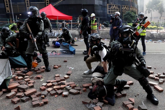 Polisi Bersenjata Tangkap Pendemo Hong Kong