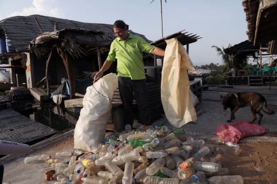 Mengunjungi Resor Terapung dari 700 Ribu Botol Plastik