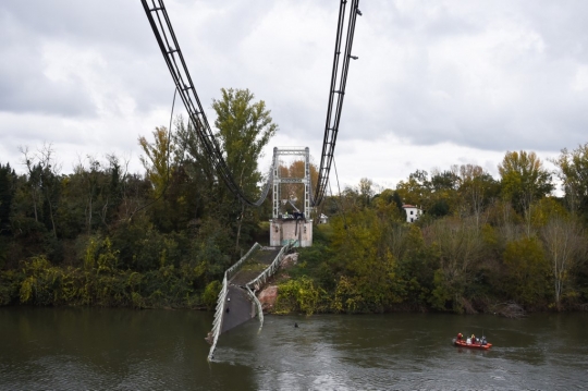 Jembatan Gantung Runtuh di Prancis, 1 Orang Tewas