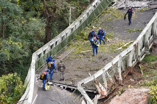 Jembatan Gantung Runtuh di Prancis, 1 Orang Tewas