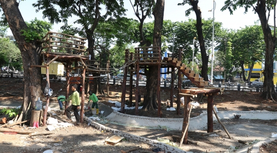 Menengok Pembangunan Taman Dilengkapi Kolam dan Rumah Pohon di Tomang