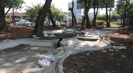 Menengok Pembangunan Taman Dilengkapi Kolam dan Rumah Pohon di Tomang