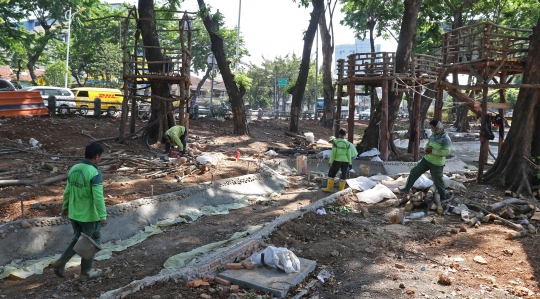 Menengok Pembangunan Taman Dilengkapi Kolam dan Rumah Pohon di Tomang