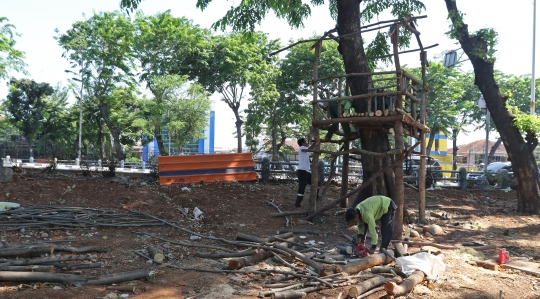 Menengok Pembangunan Taman Dilengkapi Kolam dan Rumah Pohon di Tomang