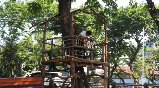 Menengok Pembangunan Taman Dilengkapi Kolam dan Rumah Pohon di Tomang