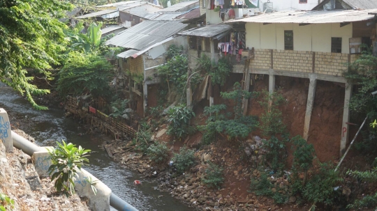 Bahaya Longsor Ancam Rumah Warga di Bantaran Kali Cijantung