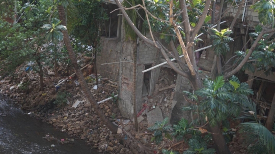 Bahaya Longsor Ancam Rumah Warga di Bantaran Kali Cijantung