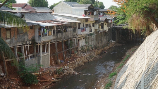 Bahaya Longsor Ancam Rumah Warga di Bantaran Kali Cijantung