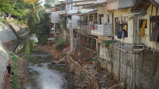 Bahaya Longsor Ancam Rumah Warga di Bantaran Kali Cijantung