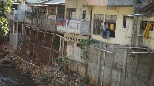 Bahaya Longsor Ancam Rumah Warga di Bantaran Kali Cijantung