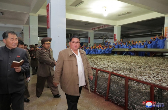 Kim Jong Un Kunjungi Pabrik Pengelolaan Ikan