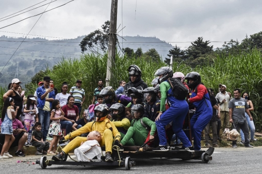 Melihat Keseruan Festival Gerobak Luncur di Kolombia