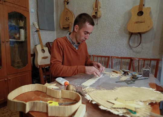 Melihat Pembuatan Alat Musik dari Korek Api di Ukraina