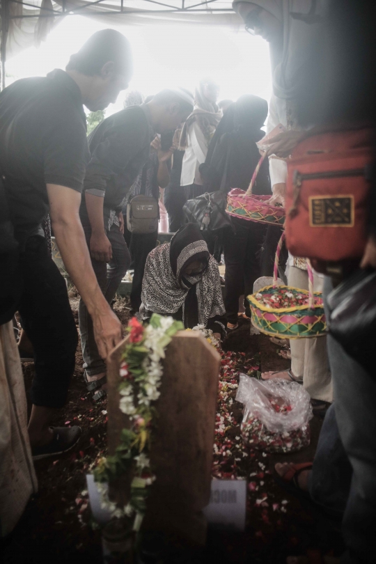 Isak Tangis Keluarga Hiasi Pemakaman Cecep Reza