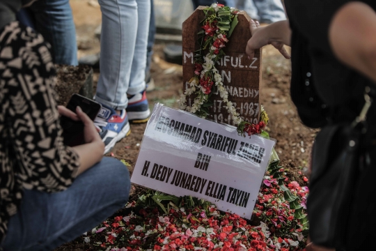 Isak Tangis Keluarga Hiasi Pemakaman Cecep Reza